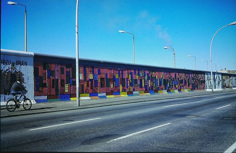Datei:Kunstwerk an der Berliner Mauer.jpg
