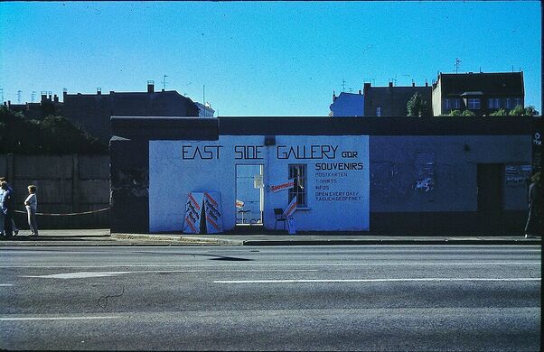 Souvenirshop East Side Gallery.jpg