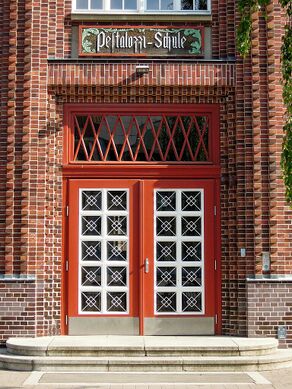 Pestalozzi Schule Neubrandenburg Portal.jpg