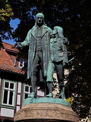 Gutsmuths Denkmal 02.jpg