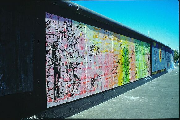 East Side Gallery Berlin 1990.jpg