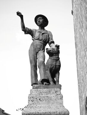 Schachtbrunnen monochrome.jpg