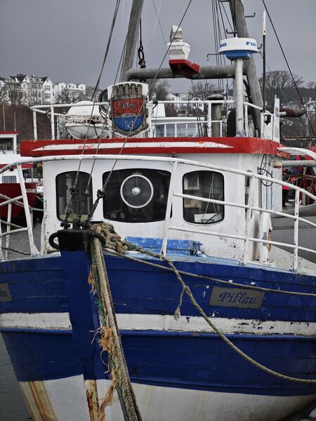 Datei:Fischkutter Pillau 02.jpg