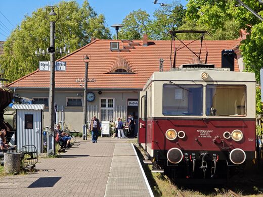 Bahnhof Buckow mit dem Triebwagen 279 003 vor der Abfahrt nach Müncheberg.